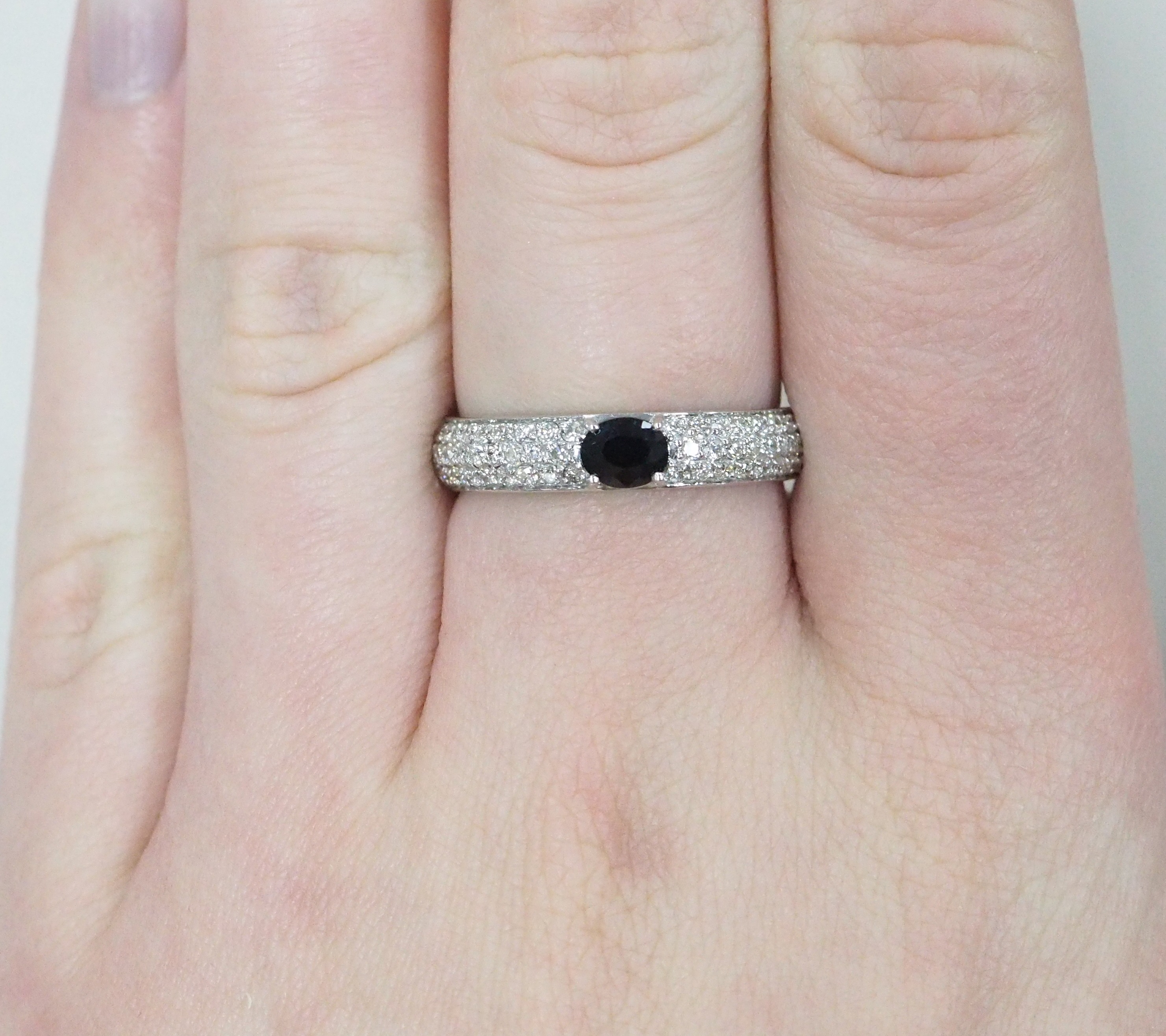 Кольцо из белого золота с сапфиром